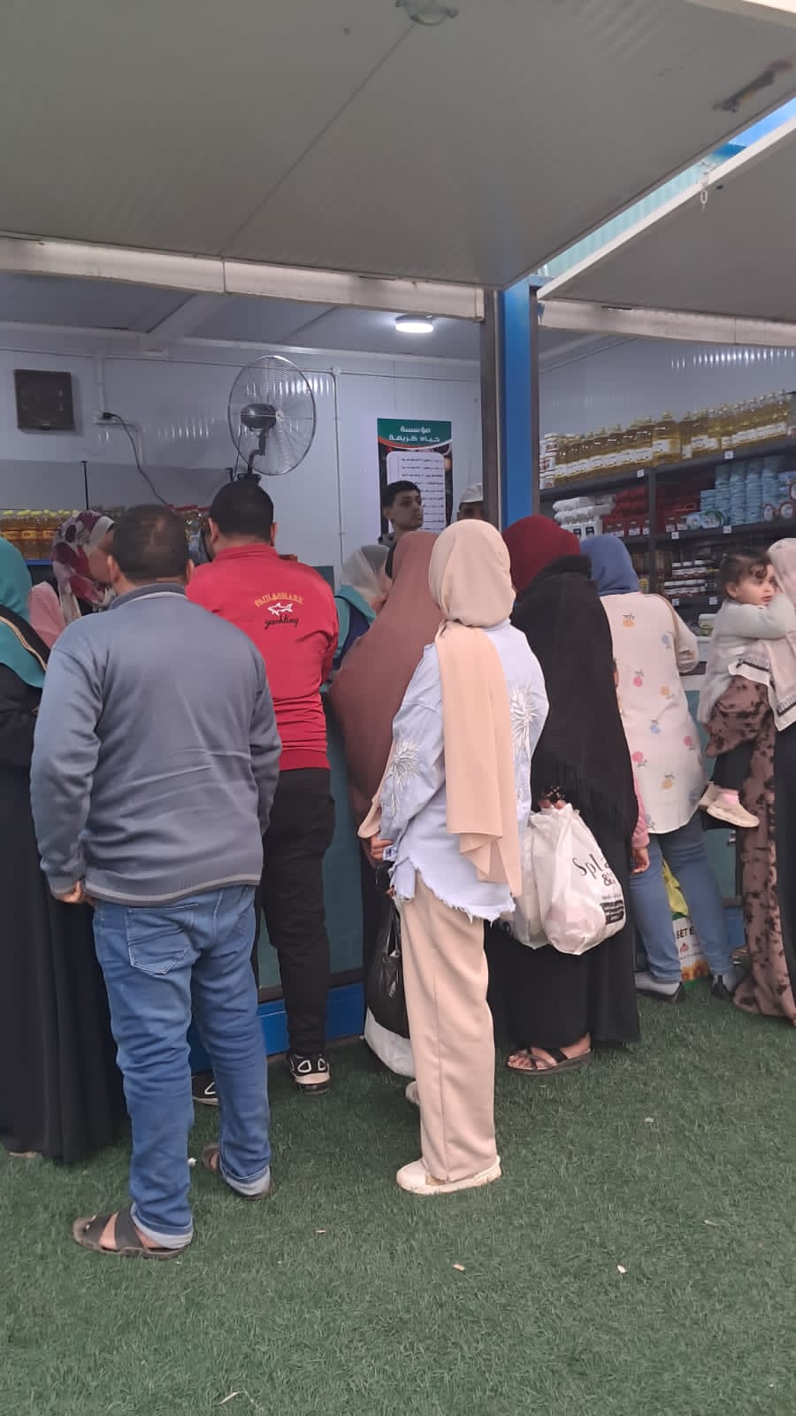 زحام كبير على منفذ حياه كريمه زحام كبير على منفذ حياه كريمه