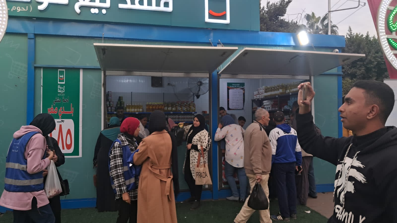 الاقبال على منفذ حياه كريمه الاقبال على منفذ حياه كريمه