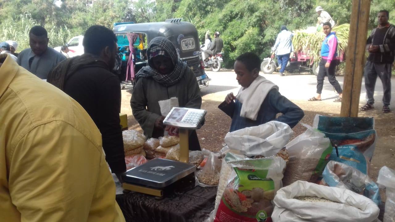 التوافد على سوق اليوم الواحد بقرية المريس في الطود بأسعار مخفضة