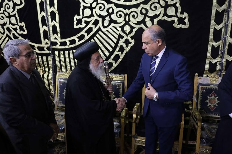 حاكم مينا يشارك في التعازي