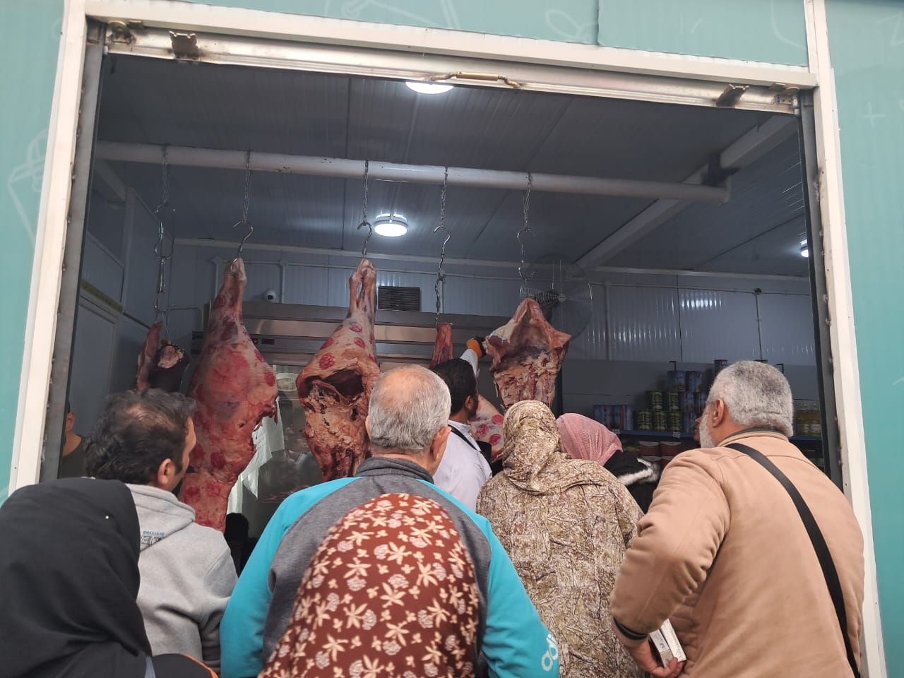 عرض لحوم طازجة بالمنفذ عرض لحوم طازجة بالمنفذ