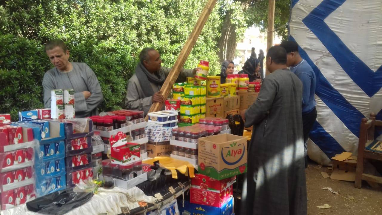 فعاليات سوق اليوم الواحد بقرية المريس في الطود بأسعار مخفضة