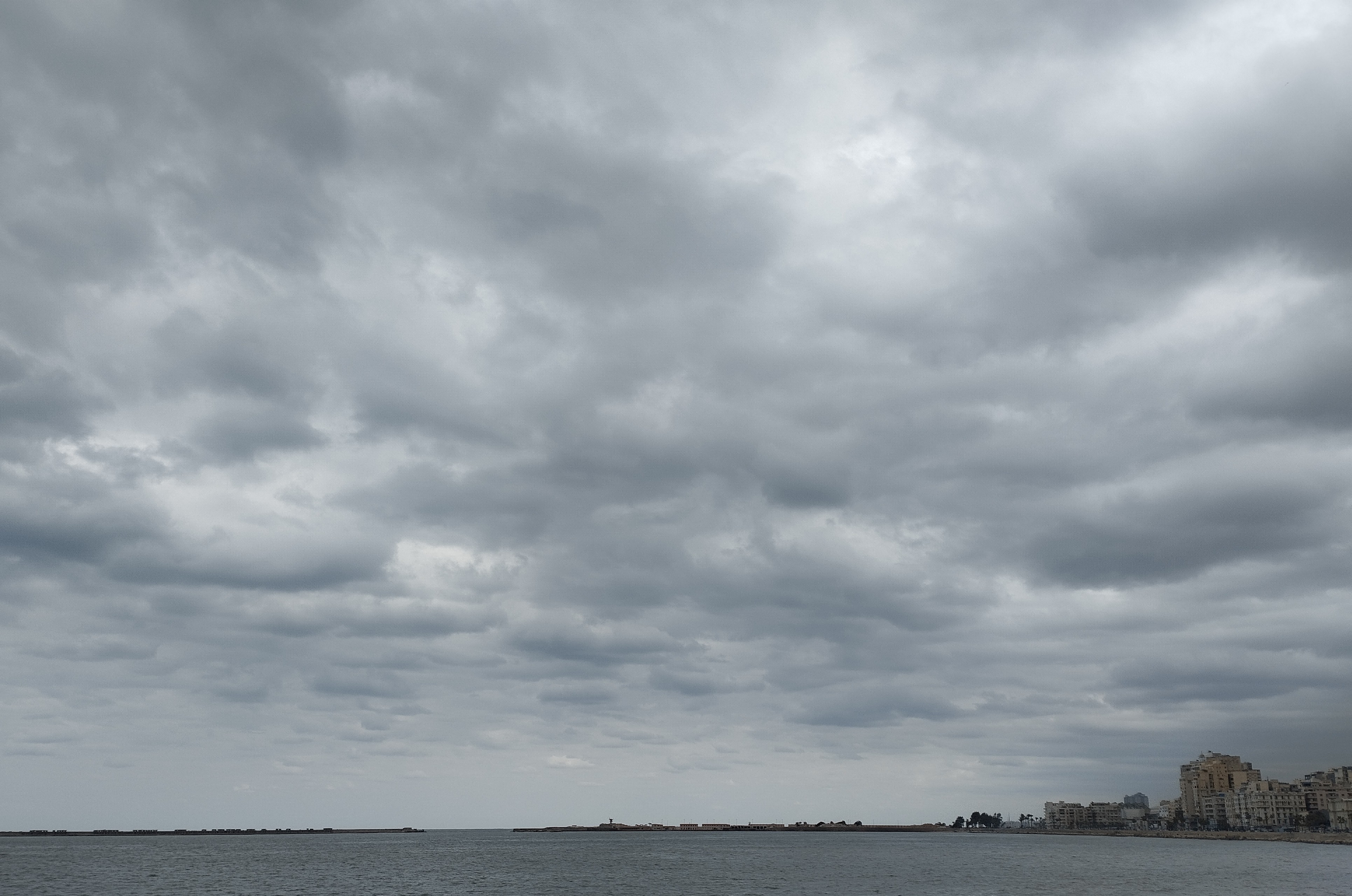 سحب منخفضة في سماء الإسكندرية سحب منخفضة في سماء الإسكندرية