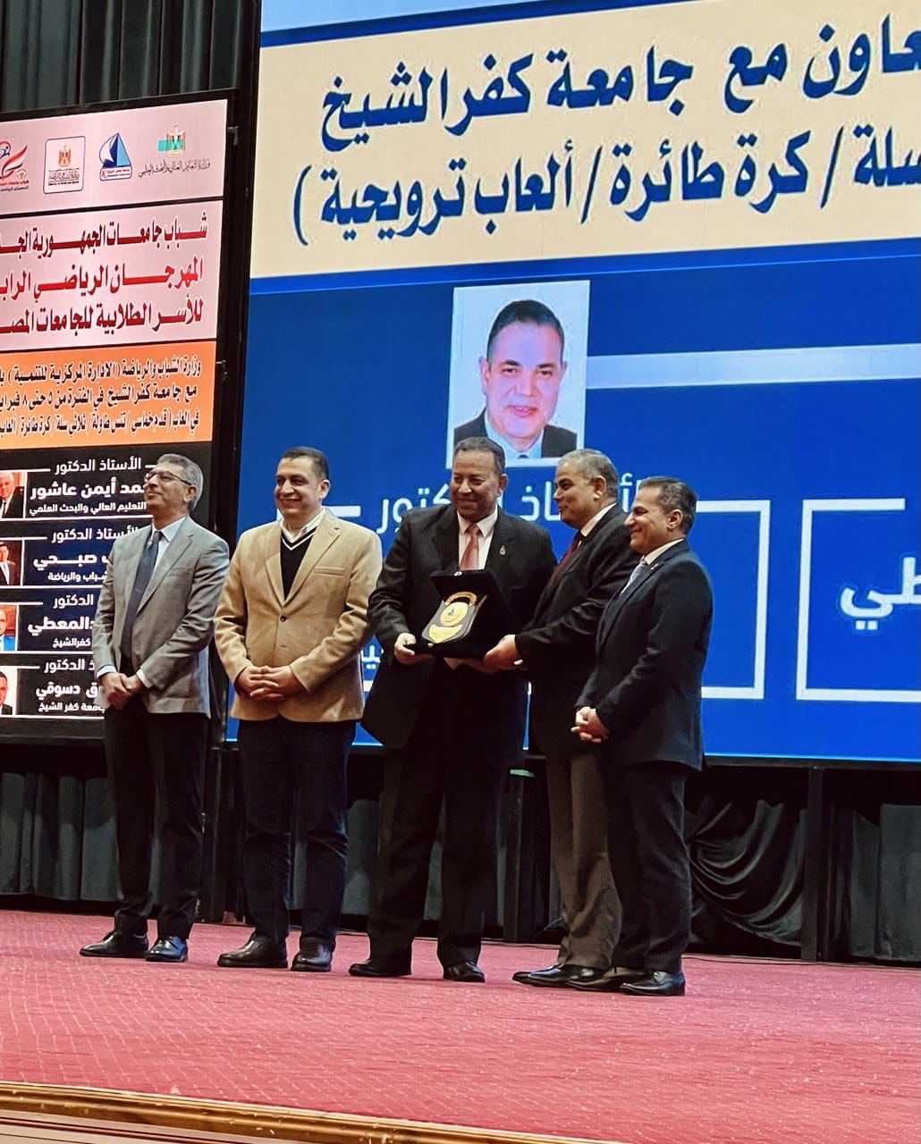 تكريم الدكتور معوض الخولي رئيس جامعة المنصورة الجديدة تكريم الدكتور معوض الخولي رئيس جامعة المنصورة الجديدة