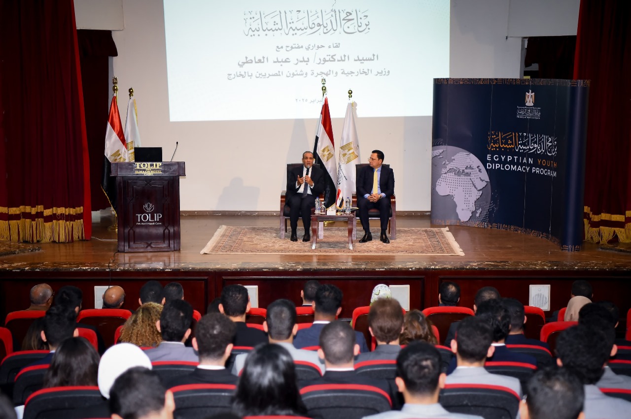 جانب من الحضور ووزير الخارجية جانب من الحضور ووزير الخارجية