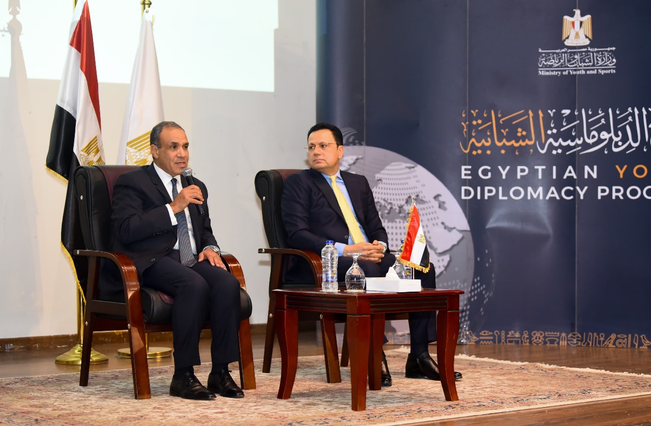 بدر عبد العاطى خلال اللقاء بدر عبد العاطى خلال اللقاء