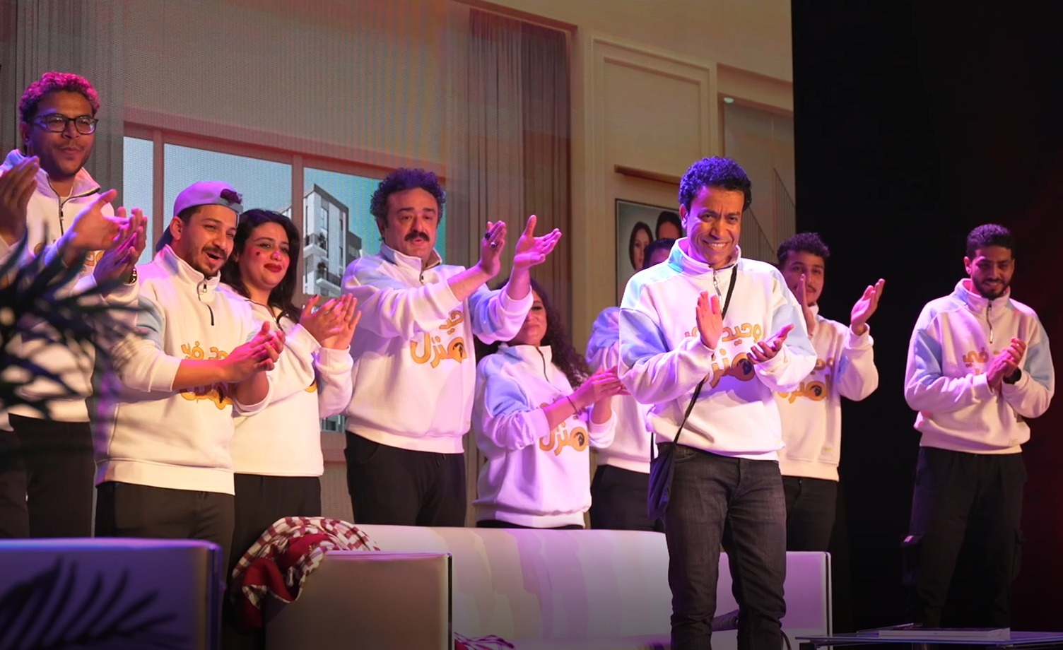 الفنان سامح حسين فى مسرحية وحيد فى المنزل