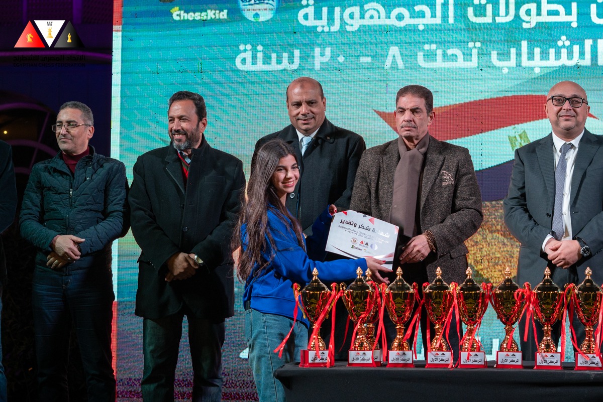 اللواء مختار عمارة رئيس إتحاد الشطرنج يُسلم الفائزين شهادات في بطولة الجمهورية اللواء مختار عمارة رئيس إتحاد الشطرنج يُسلم الفائزين شهادات في بطولة الجمهورية