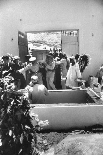46200-اثناء-دفن-الاغخان 46200-اثناء-دفن-الاغخان