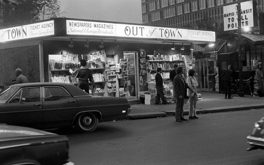 الكشك الذى وجد فيه بول ألين المجلة