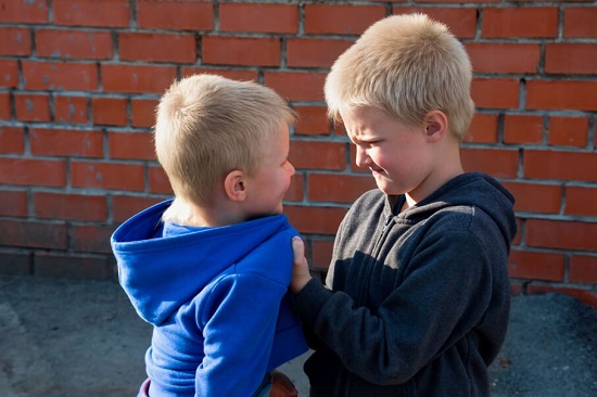 طفل عنيف طفل عنيف