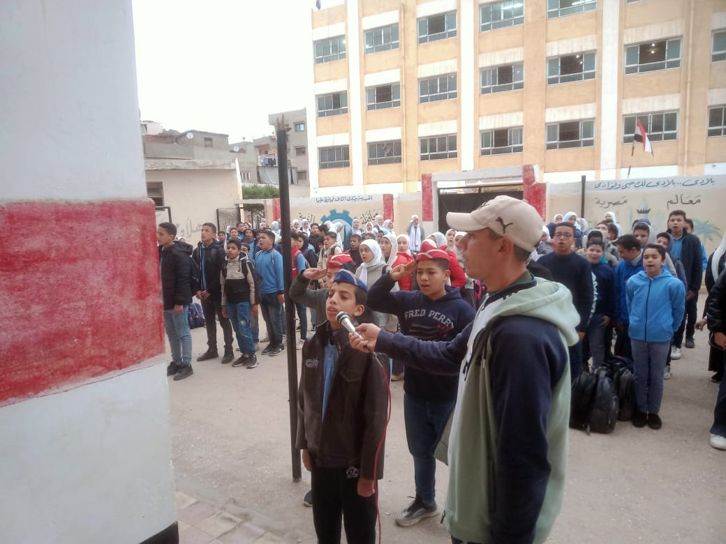 الطلاب يؤدون تحية العلم