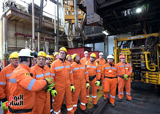 رئيس الوزراء يبدأ زيارة إلى حقل ظُهر  (1)