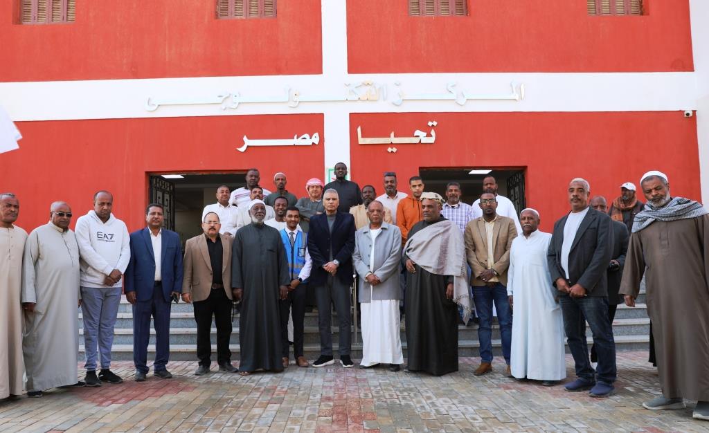 محافظ أسوان مع أهالى النوبة