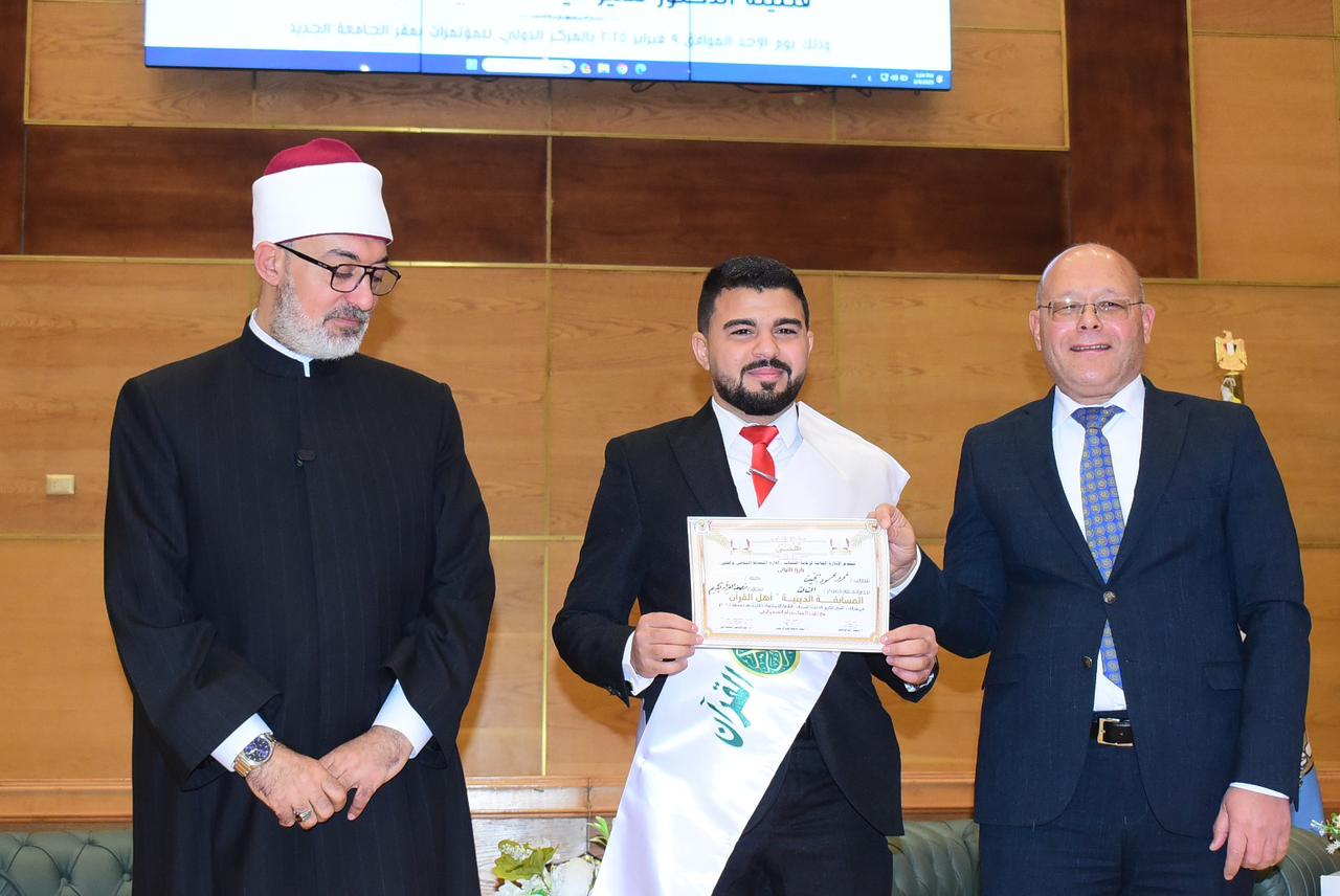 أحد الحفظة المكرمين 