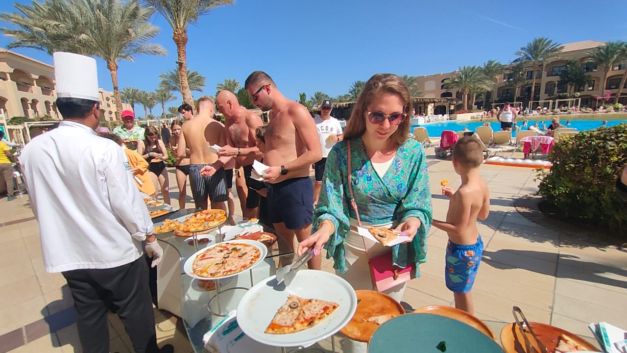 السياح بالغردقة والبيتزا