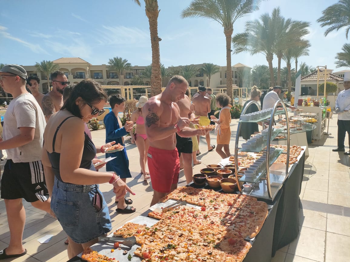 صناعة البيتزا بأنواع مختلفة 