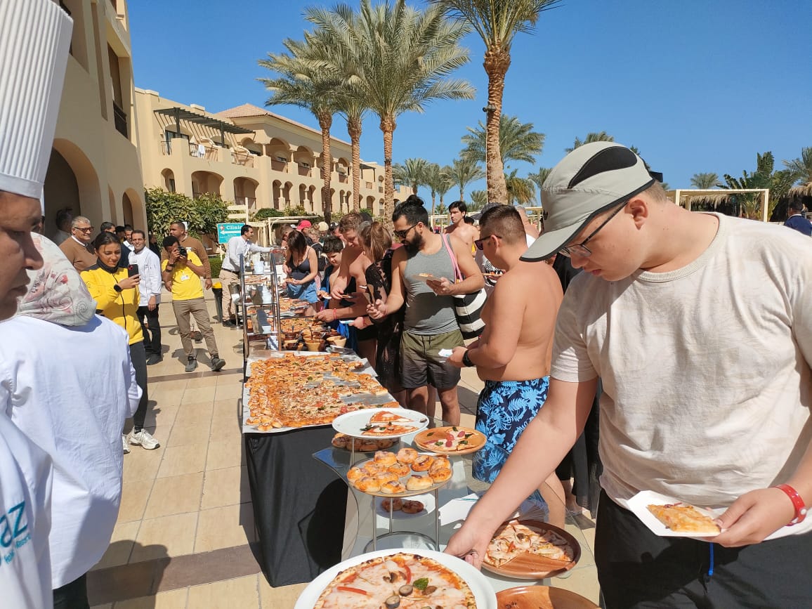 جانب من البيتزا المقدمة للنزلاء 