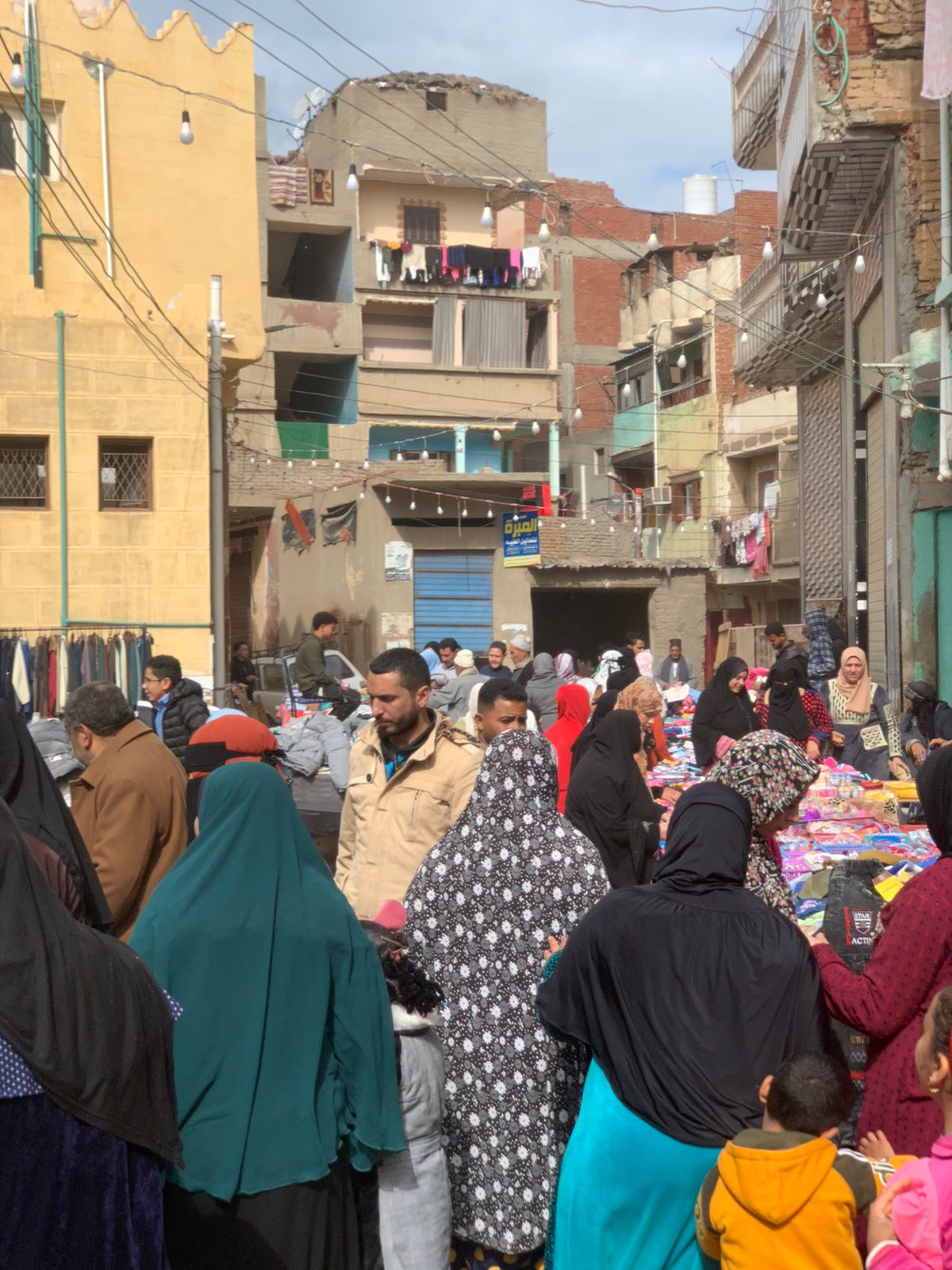 جانب من معرض الملابس جانب من معرض الملابس