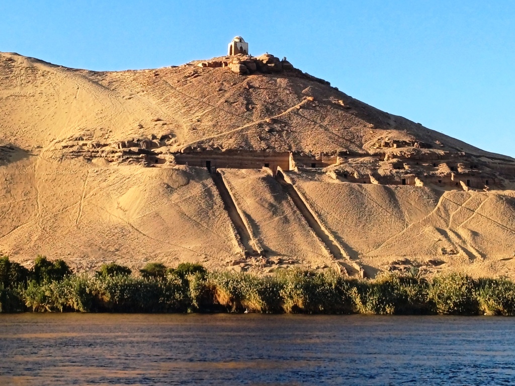 جبل أبو الهوا فى اسوان