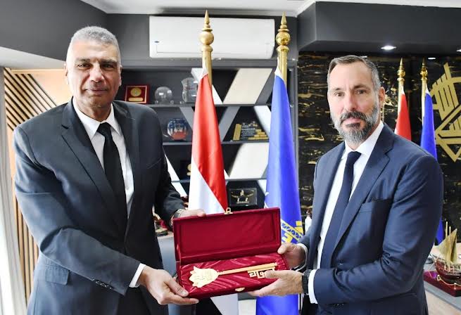محافظ أسوان يهدى الضيف مفتاح المدينة محافظ أسوان يهدى الضيف مفتاح المدينة