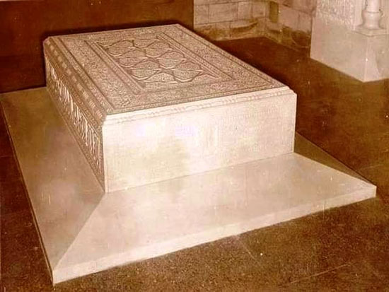 ضريح الأغاخان من الداخل ضريح الأغاخان من الداخل