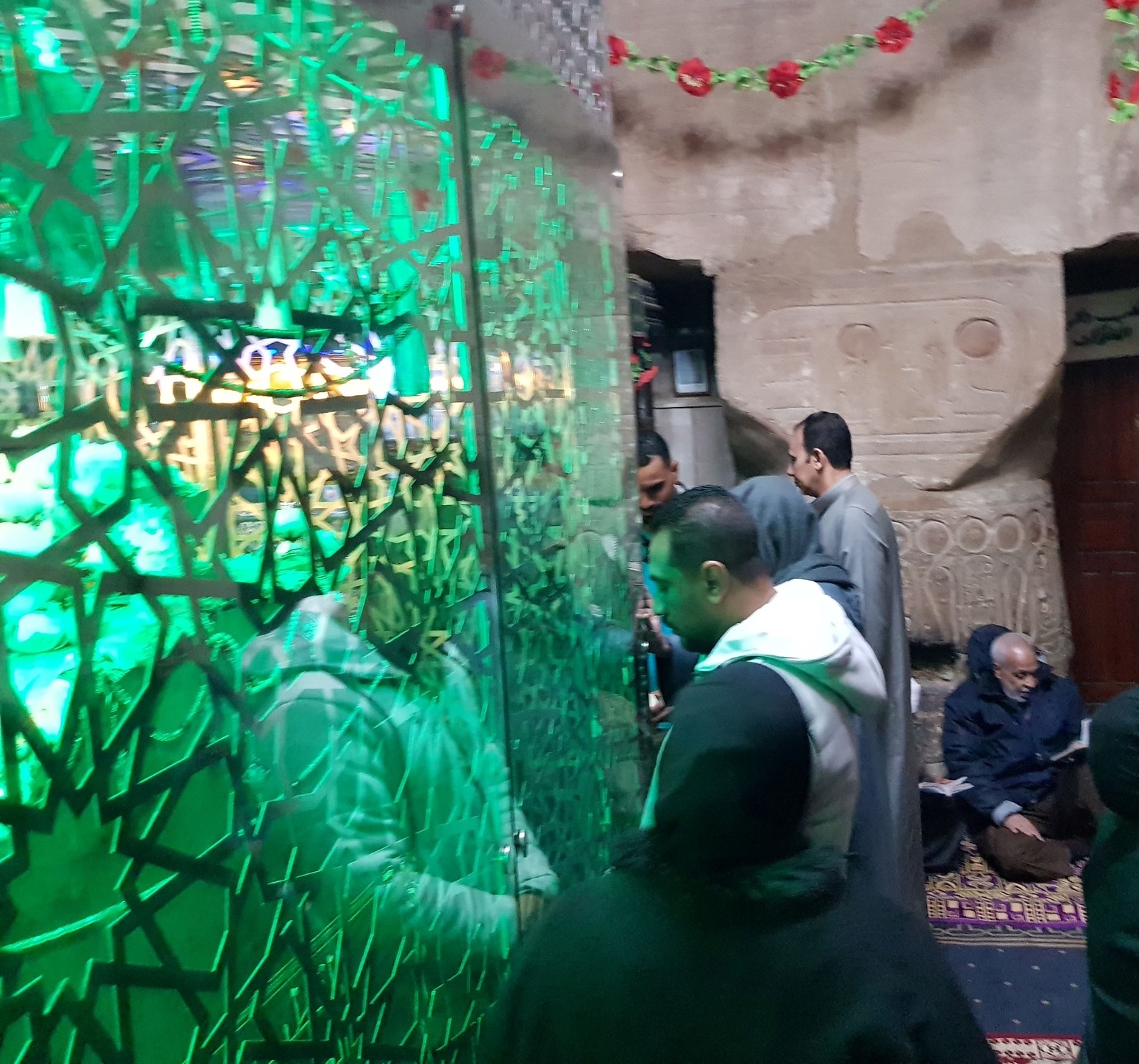 زيارات المواطنين فى مولد سيدى أبو الحجاج الأقصرى زيارات المواطنين فى مولد سيدى أبو الحجاج الأقصرى