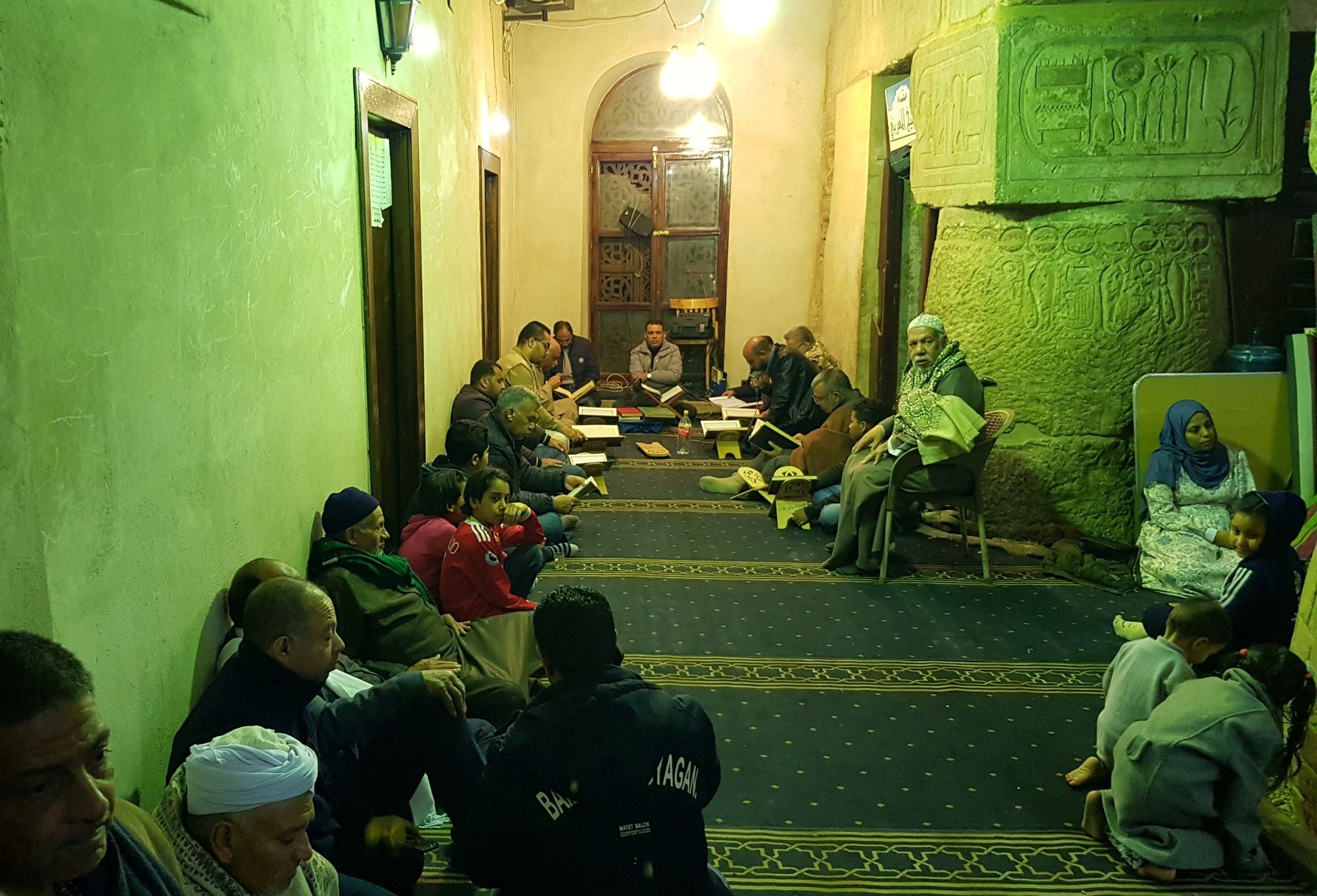 أبناء الأسرة الحجاجية في المقام والضريح والمسجد لتلاوة كتاب الله أبناء الأسرة الحجاجية في المقام والضريح والمسجد لتلاوة كتاب الله