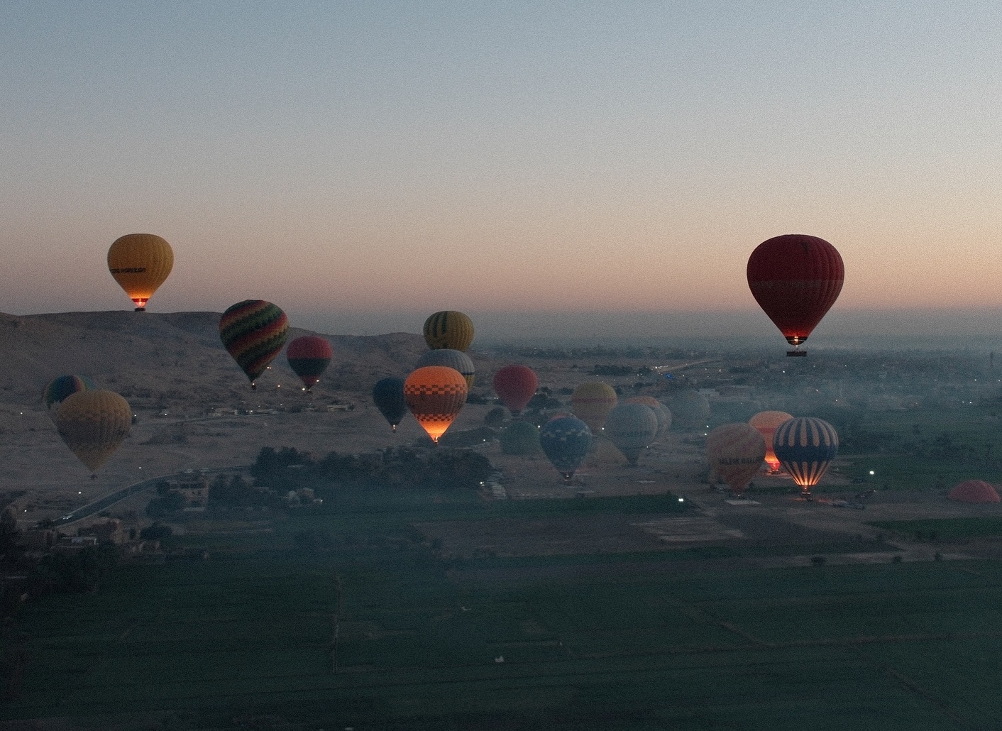 لحظة خروج رحلات البالون الطائر فى السماء