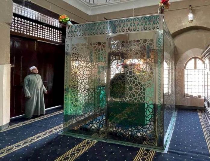 ضريح العارف بالله أبوالحجاج الأقصرى داخل المسجد التراثى ضريح العارف بالله أبوالحجاج الأقصرى داخل المسجد التراثى