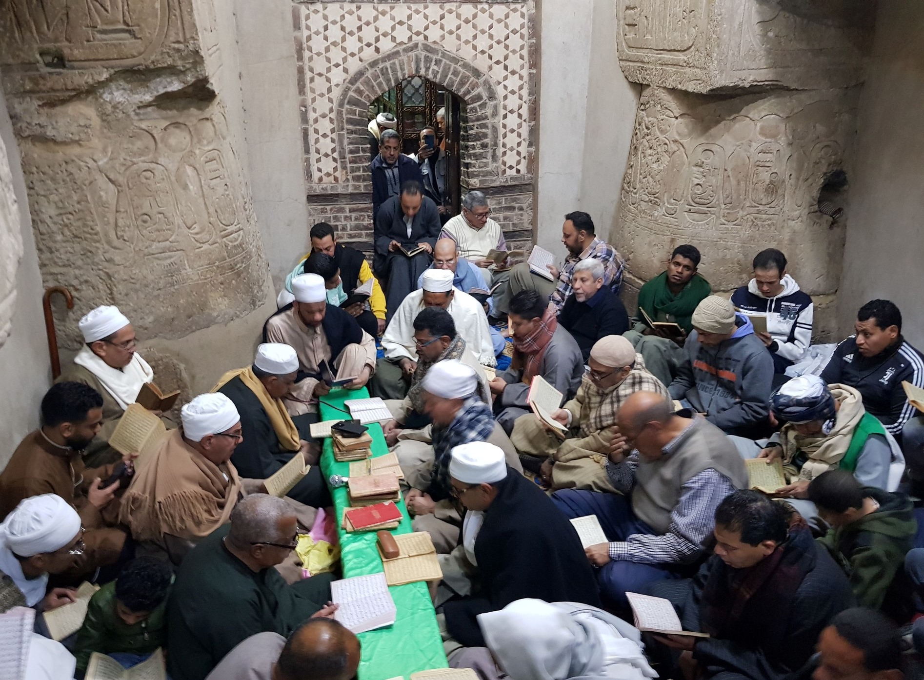 حلقات تلاوة كتاب الله فى مقام وضريح سيدى أبو الحجاج حلقات تلاوة كتاب الله فى مقام وضريح سيدى أبو الحجاج