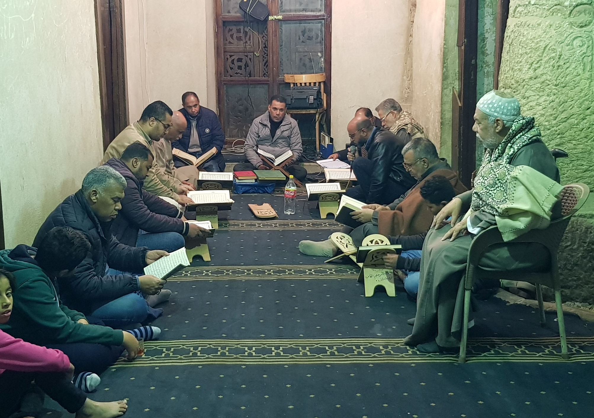 تجمع أبناء الأسرة الحجاجية في المقام والضريح والمسجد لتلاوة كتاب الله تجمع أبناء الأسرة الحجاجية في المقام والضريح والمسجد لتلاوة كتاب الله