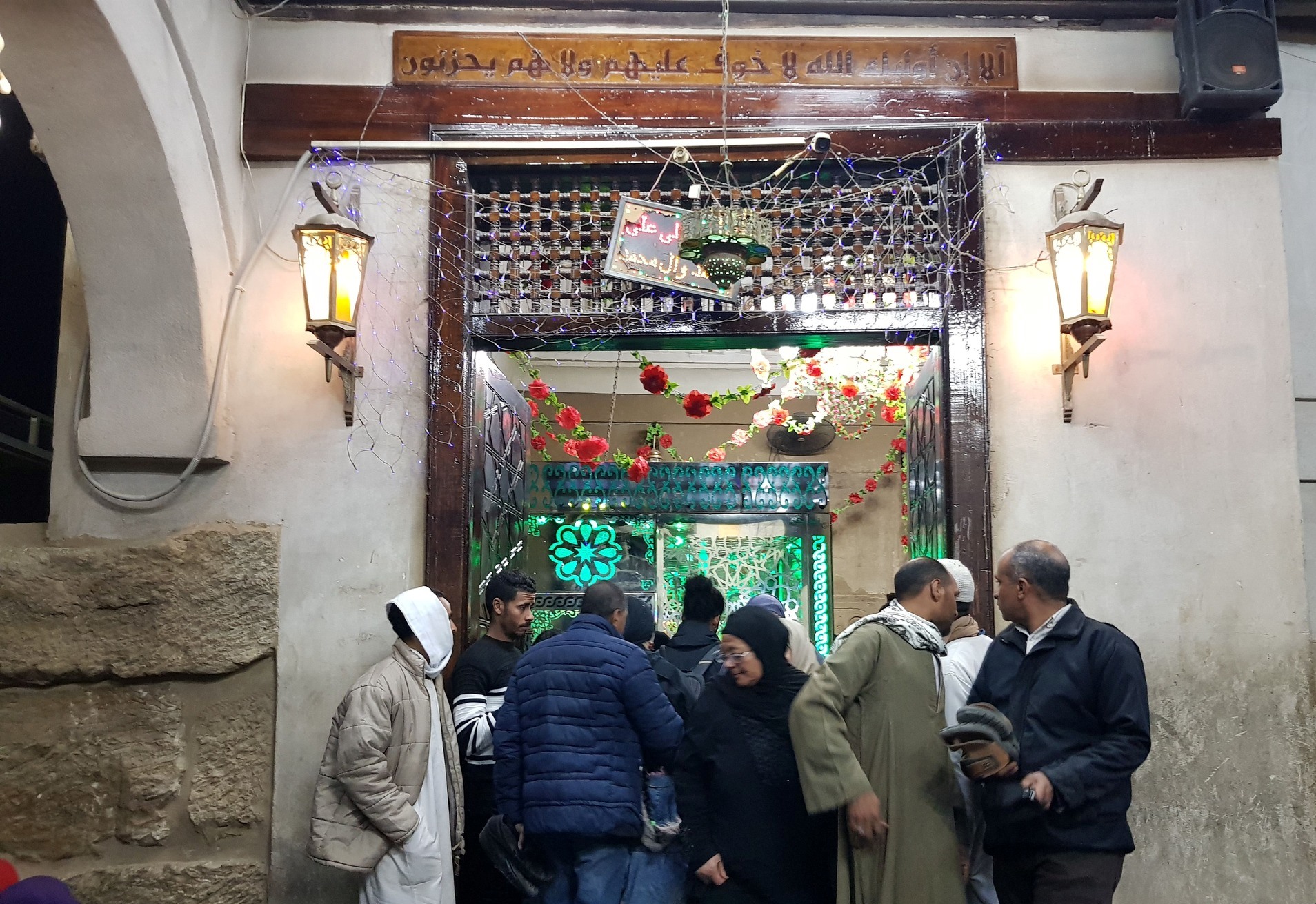 توافد المواطنين فى مقام وضريح سيدى أبو الحجاج توافد المواطنين فى مقام وضريح سيدى أبو الحجاج