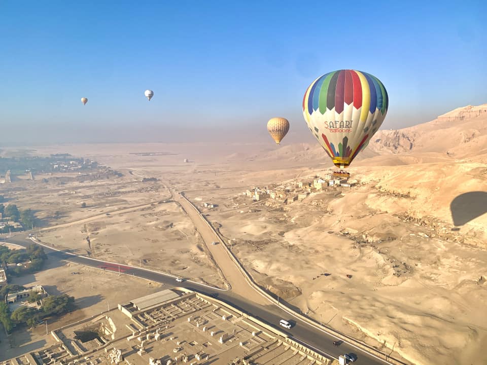 رحلات البالون الطائر تحلق فوق جبال القرنة