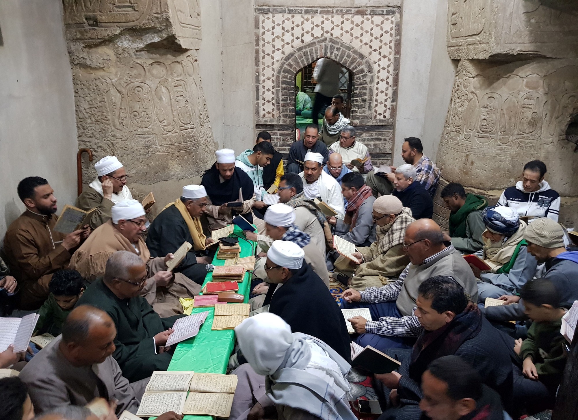 حلقات الذكر فى مقام وضريح سيدى أبو الحجاج الأقصري حلقات الذكر فى مقام وضريح سيدى أبو الحجاج الأقصري