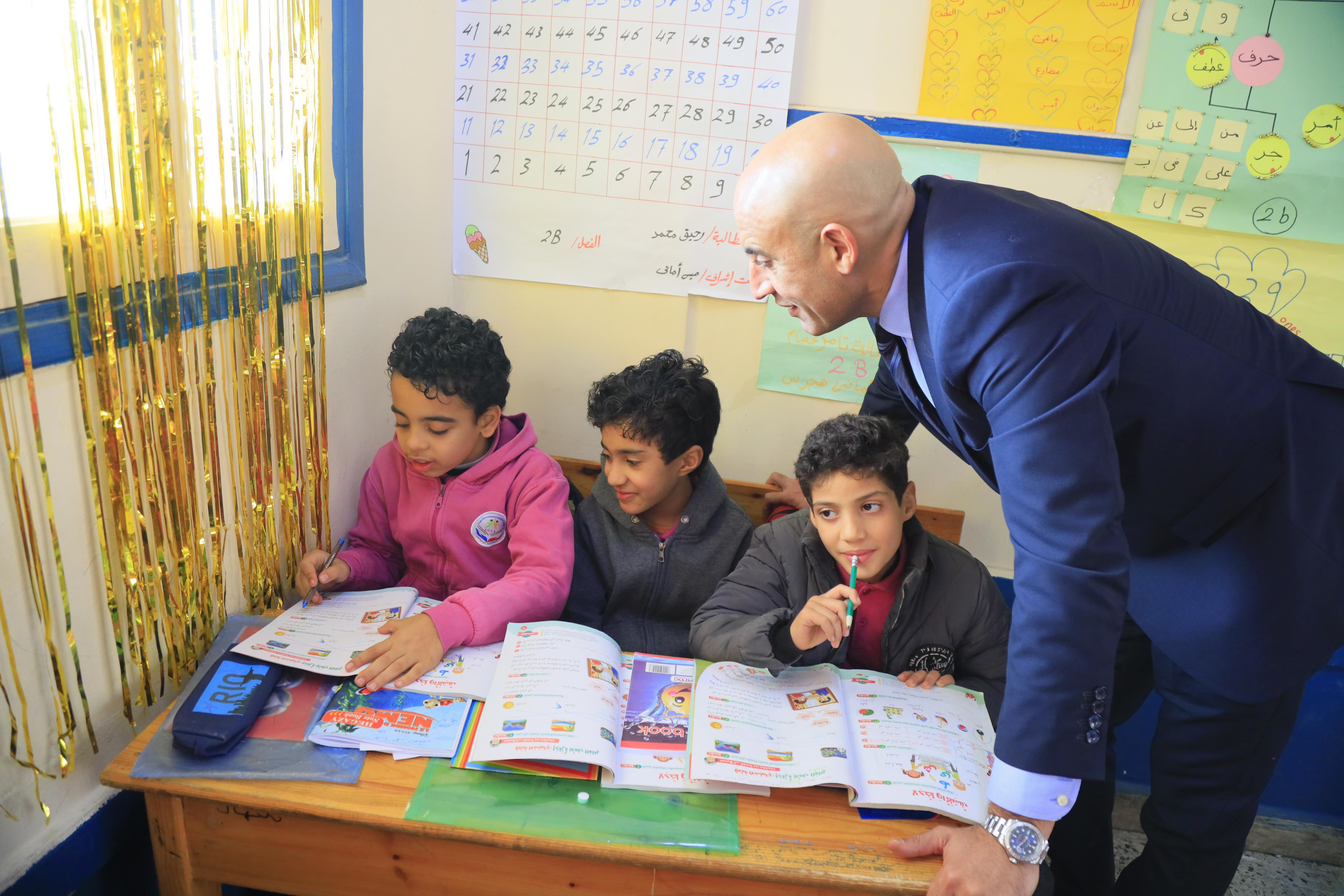 الوزير يتابع مستوى الطلاب فى القراءة