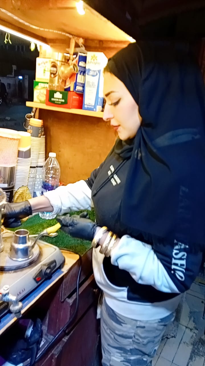 بسمة تعد المشروبات