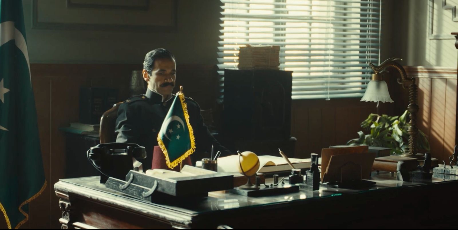 صدقي صخر يقبض على شقيق أحمد امين في الحلقة الاولى من مسلسل النص (1)