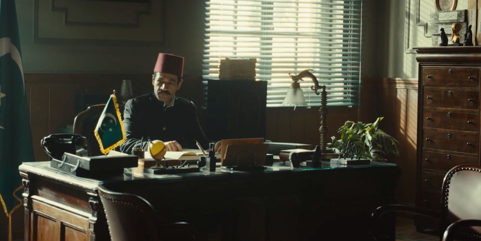 صدقي صخر يقبض على شقيق أحمد امين في الحلقة الاولى من مسلسل النص (4)