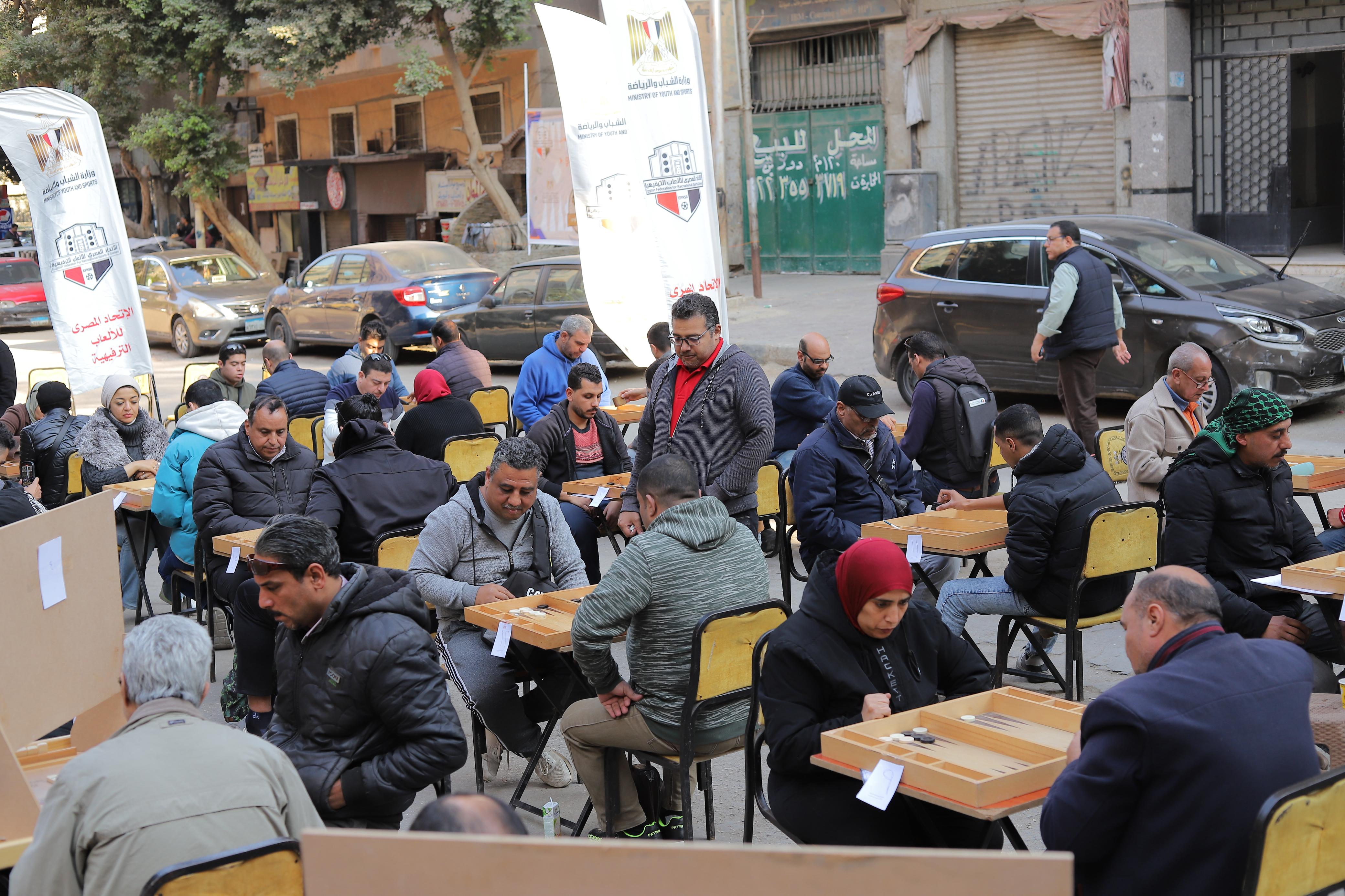 تنافس بين رواد المقاهي في الطاولة