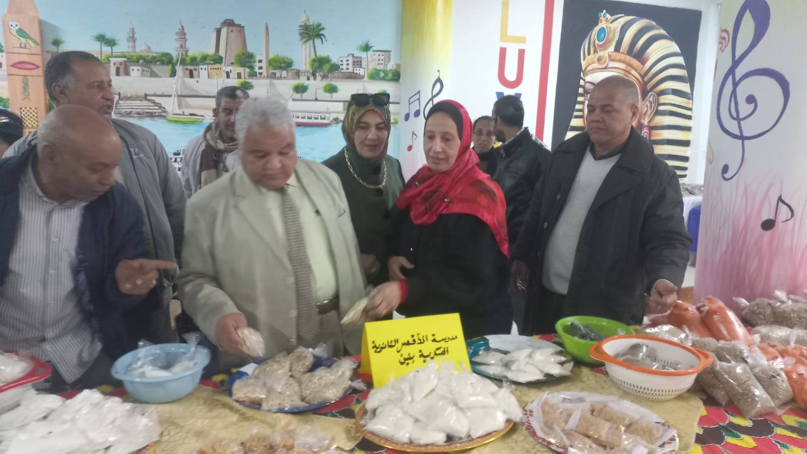 اتبع معرض Ahla Ramadan مع انخفاض البضائع في مدرسة Luxor الثانوية للبنات