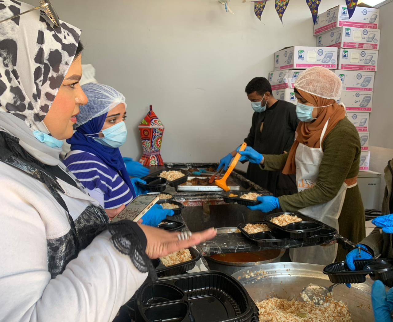 سيدات مشاركات بالمطبخ سيدات مشاركات بالمطبخ