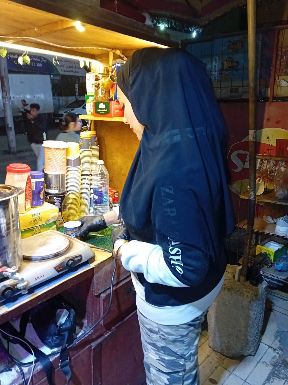 بسمة الطالبة الجامعية على عربتها