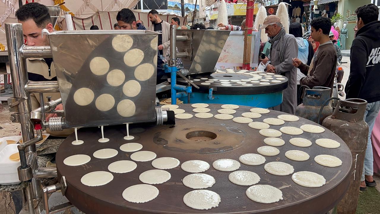 انتظار المواطنين لشراء القطائف انتظار المواطنين لشراء القطائف