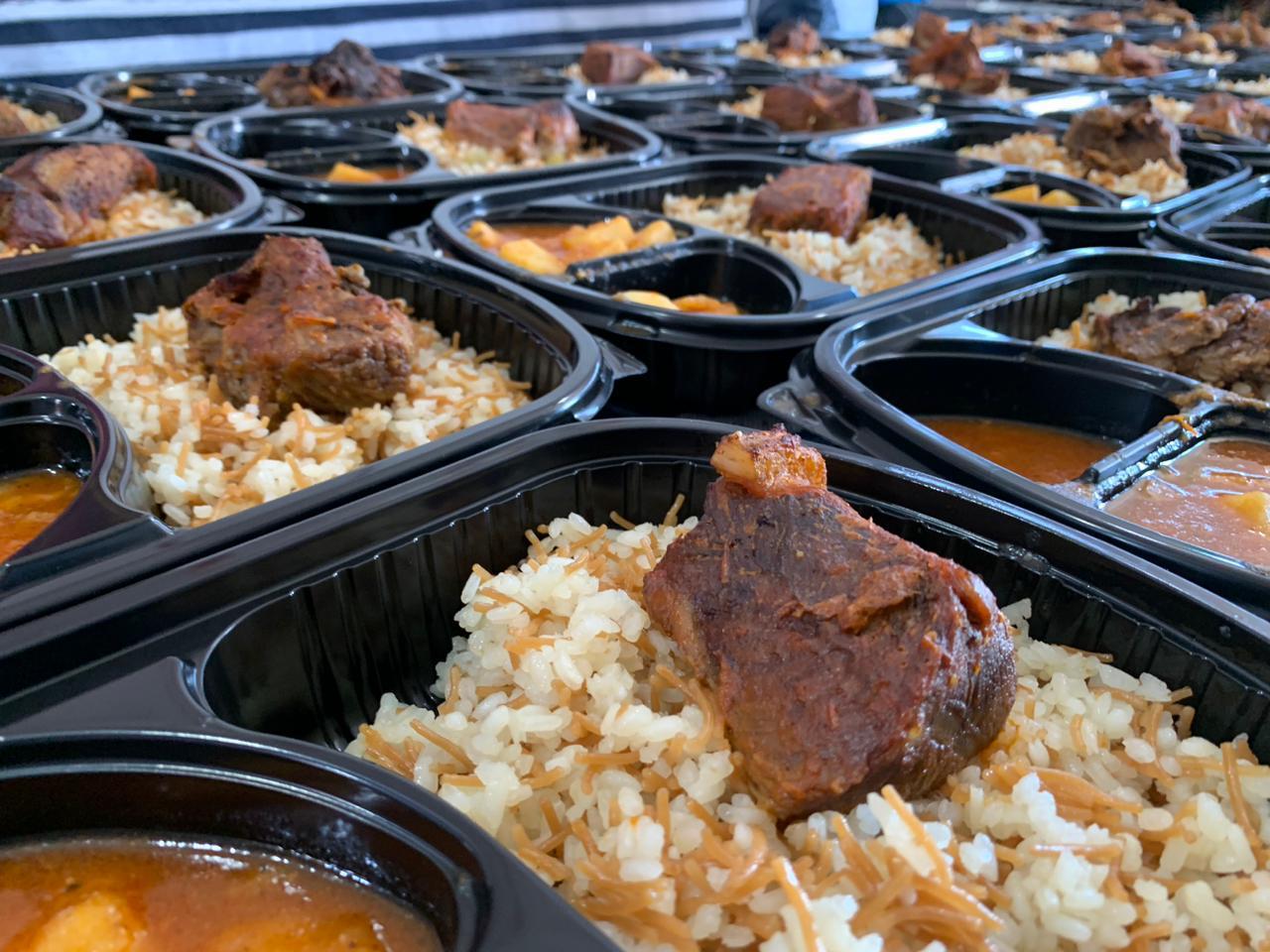 توزيع الوجبات وتجهيزها توزيع الوجبات وتجهيزها