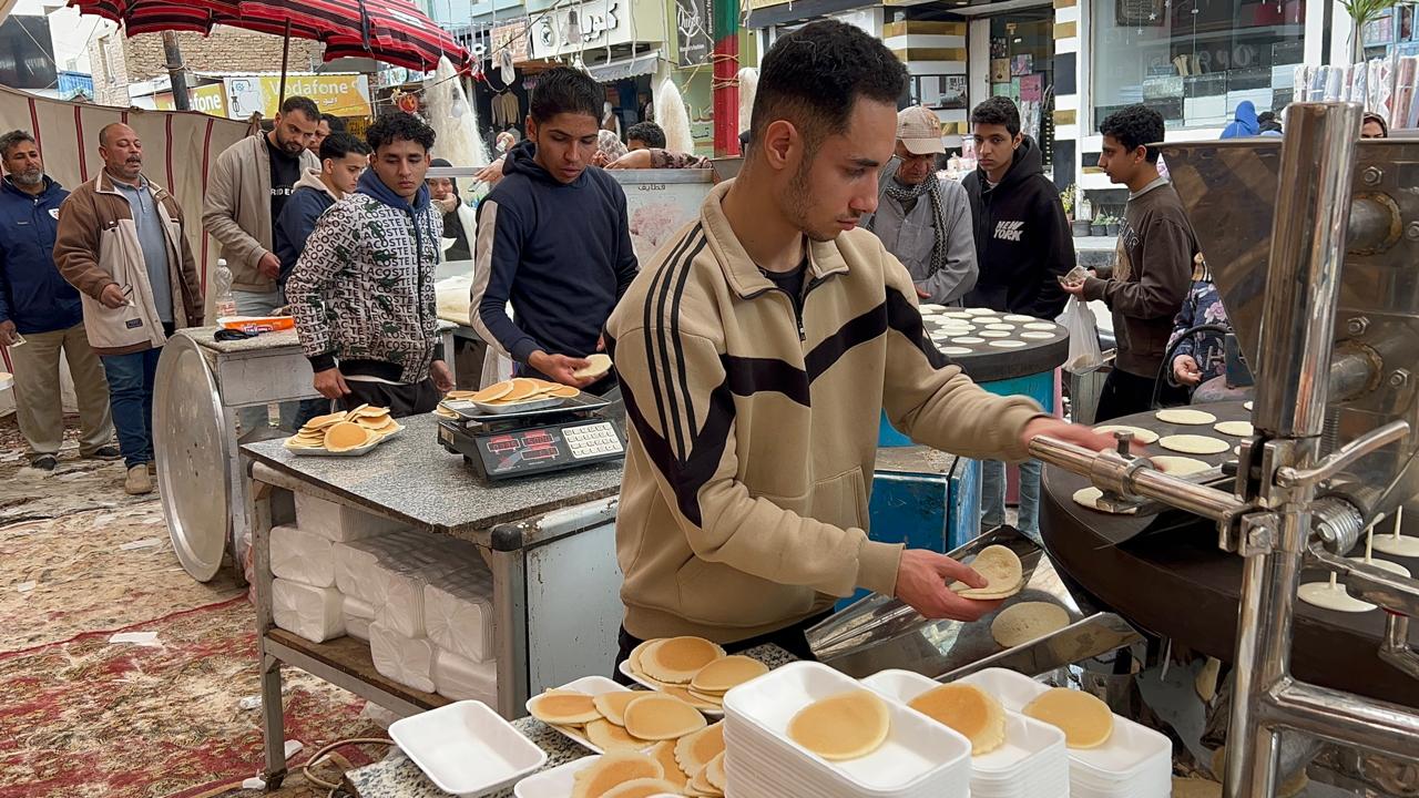 اقبال المواطنين علي شراء حلويات شهر رمضان اقبال المواطنين علي شراء حلويات شهر رمضان