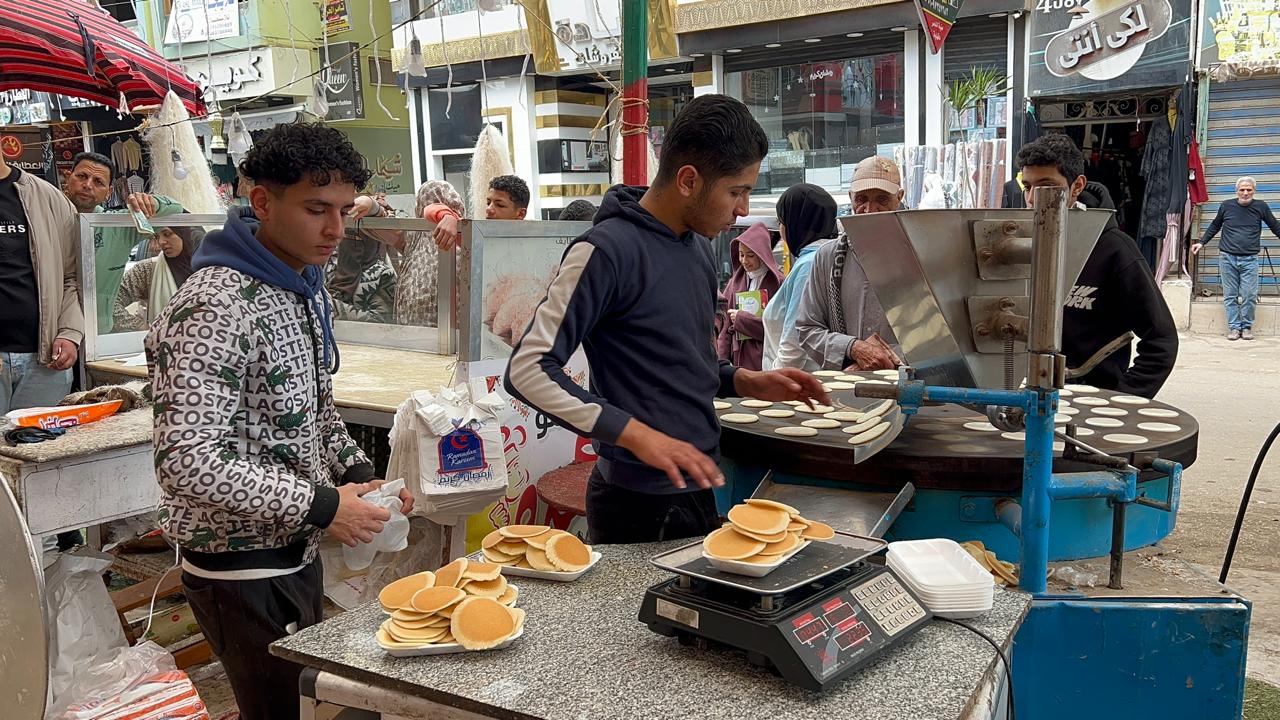 اقبال علي شراء حلويات رمضان اقبال علي شراء حلويات رمضان