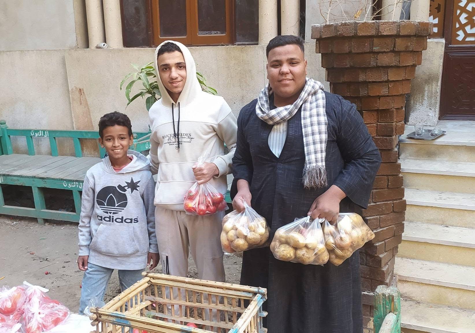 شباب مشارك بالمطبخ شباب مشارك بالمطبخ