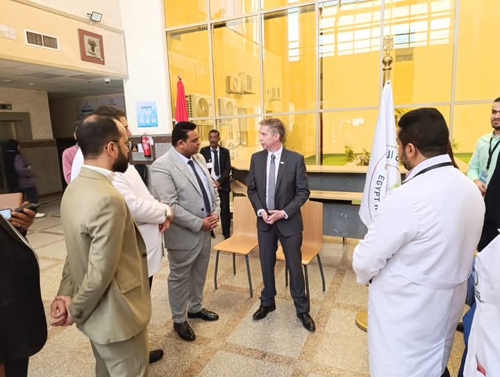 القنصل النيوزولندي يزور  مستشفي أسوان التخصصي