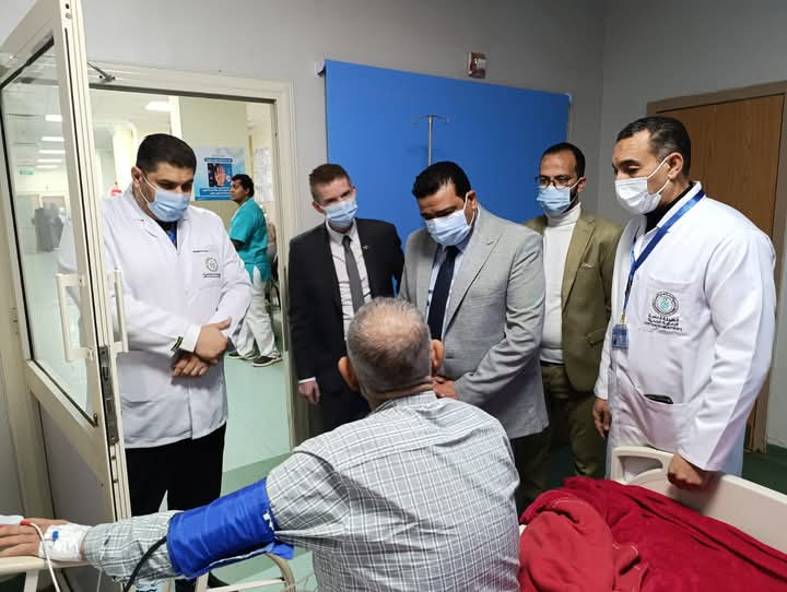 مواطن يتلقي الخدمة الطبية 